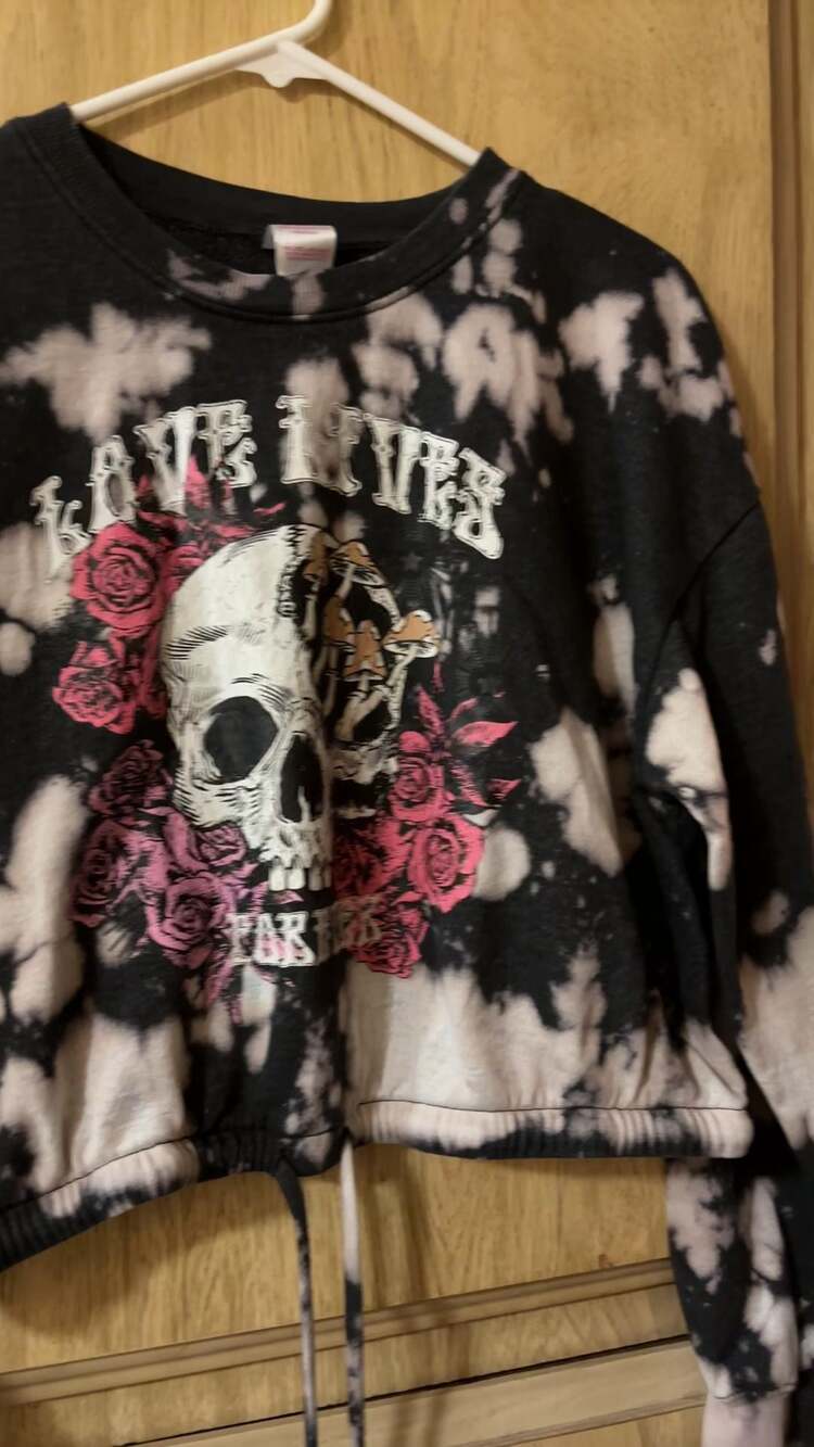 No Boundaries Juniors Tie Dye Skull and Roses Cropped Pullover Sweatshirt - Picture 4 of 4